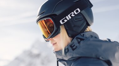 Nahaufnahme einer Skifahrerin mit Helm und Skibrille in den verschneiten Bergen von Gargellen. | © Gargellner Bergbahnen GmbH & Co KG, Daniel Zangerl