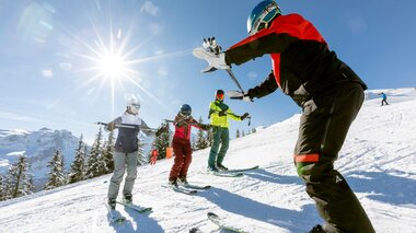 Schneesportschule Golm im Montafon | © Golm Silvretta Lünersee Tourismus GmbH Bregenz, Stefan Kothner Skilehrer mit drei Gruppenkursteilnehmern beim Skifahren | © Golm Silvretta Lünersee Tourismus GmbH Bregenz, Stefan Kothner